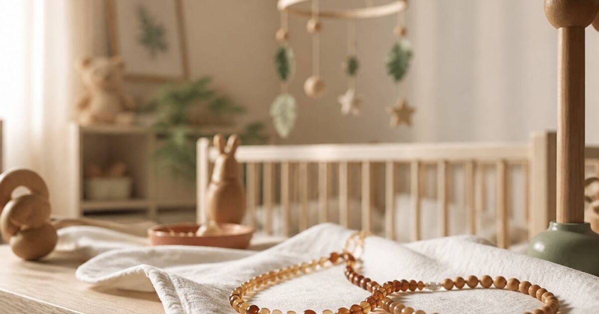 Dents de bébé : les colliers en ambre et noisetier, alliés efficaces contre les douleurs ?