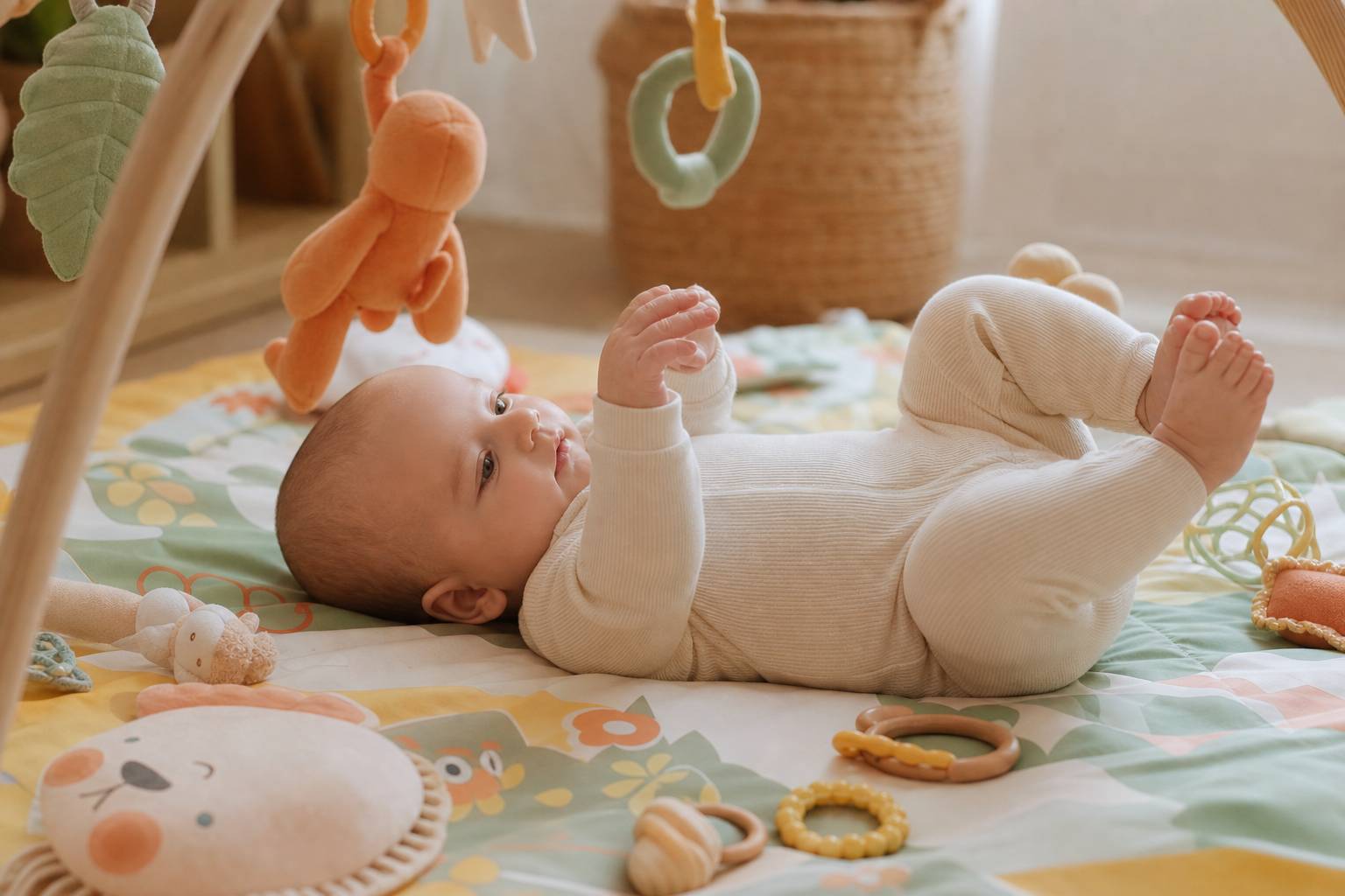 Le développement clé de bébé à 3 mois : étapes et conseils